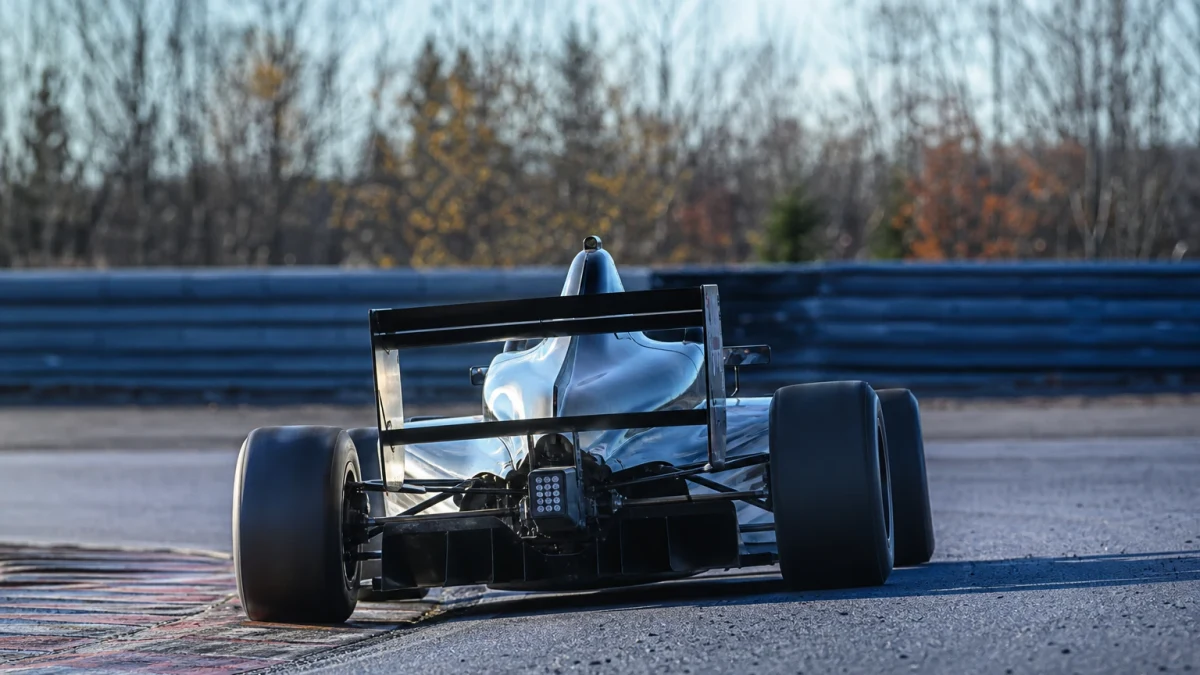 Alexia Danielsson, ung svensk racingförare, porträtt på Örebro Race Day