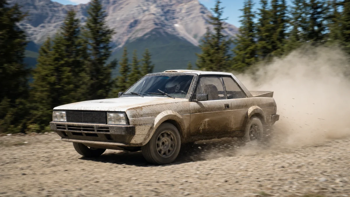 Fyrhjulsdriven Audi Sport Quattro-rallybil i högt tempo på grusväg