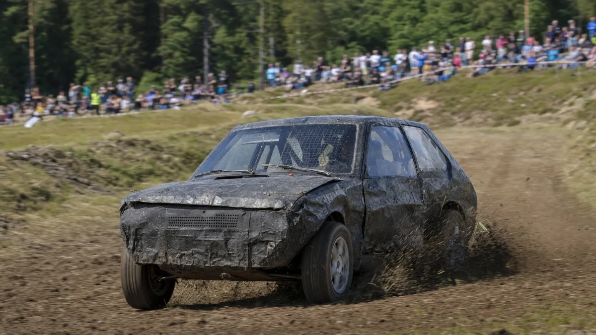 Bil på oasfalterad bana som illustrerar autocross