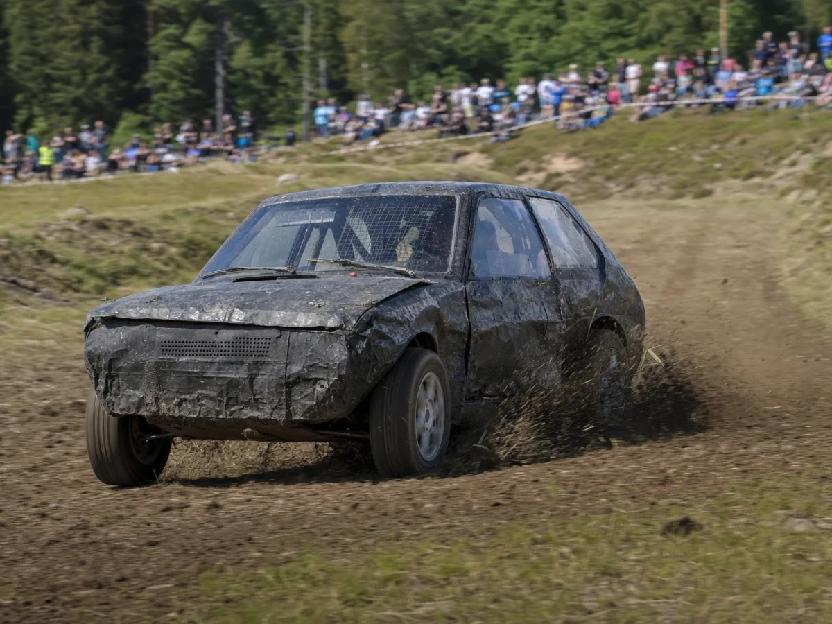 Bil på oasfalterad bana som illustrerar autocross