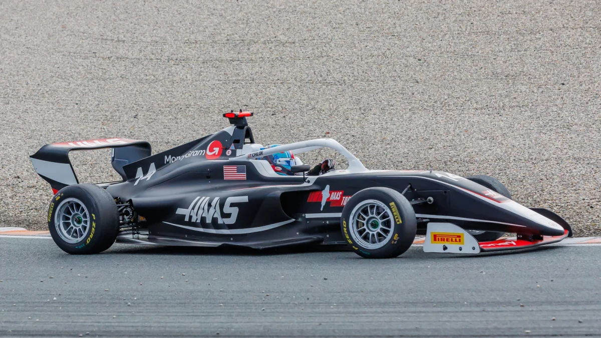 Chloe Chambers, amerikansk racerförare i F1 Academy, i motorsportmiljö