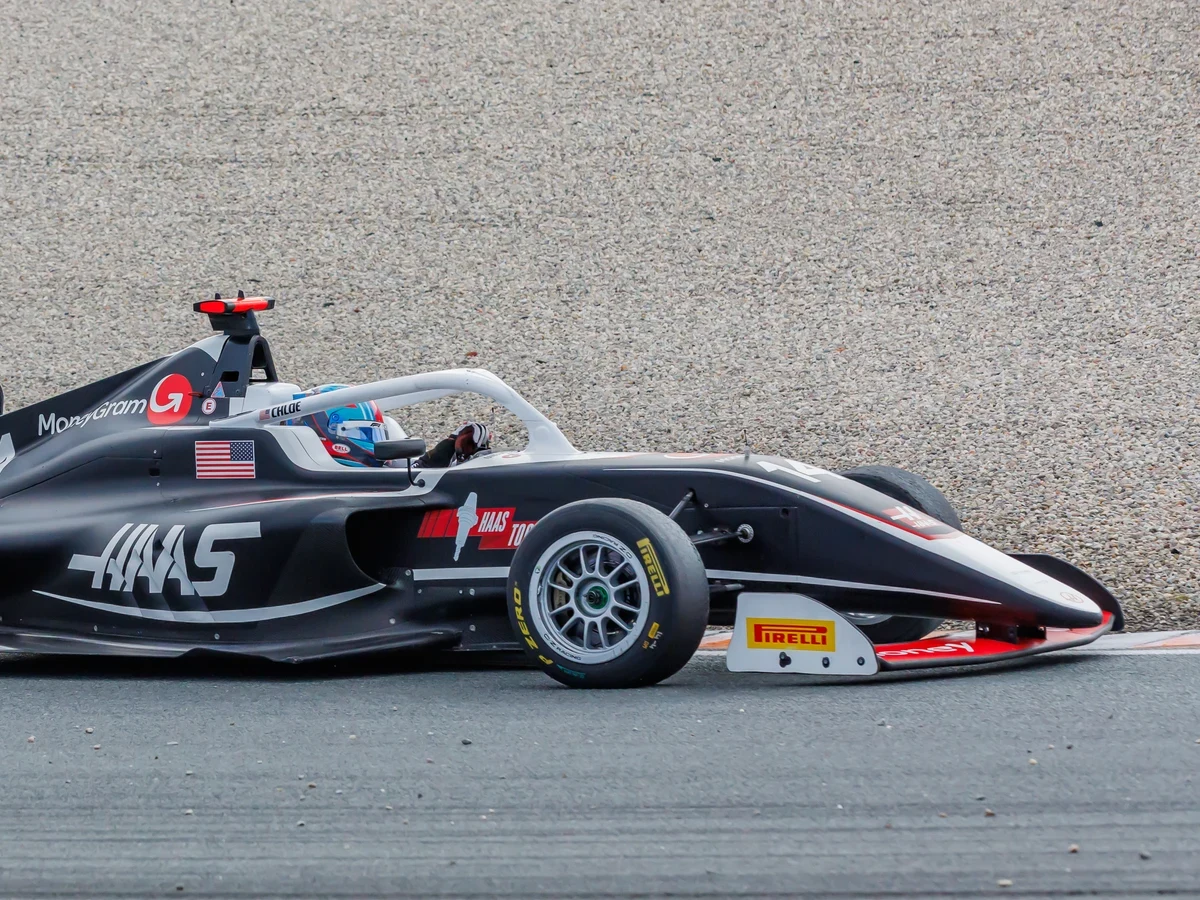 Chloe Chambers, amerikansk racerförare i F1 Academy, i motorsportmiljö