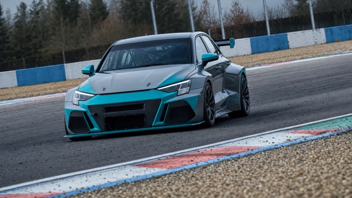 Touring car-bil från Cyan Racing på banan