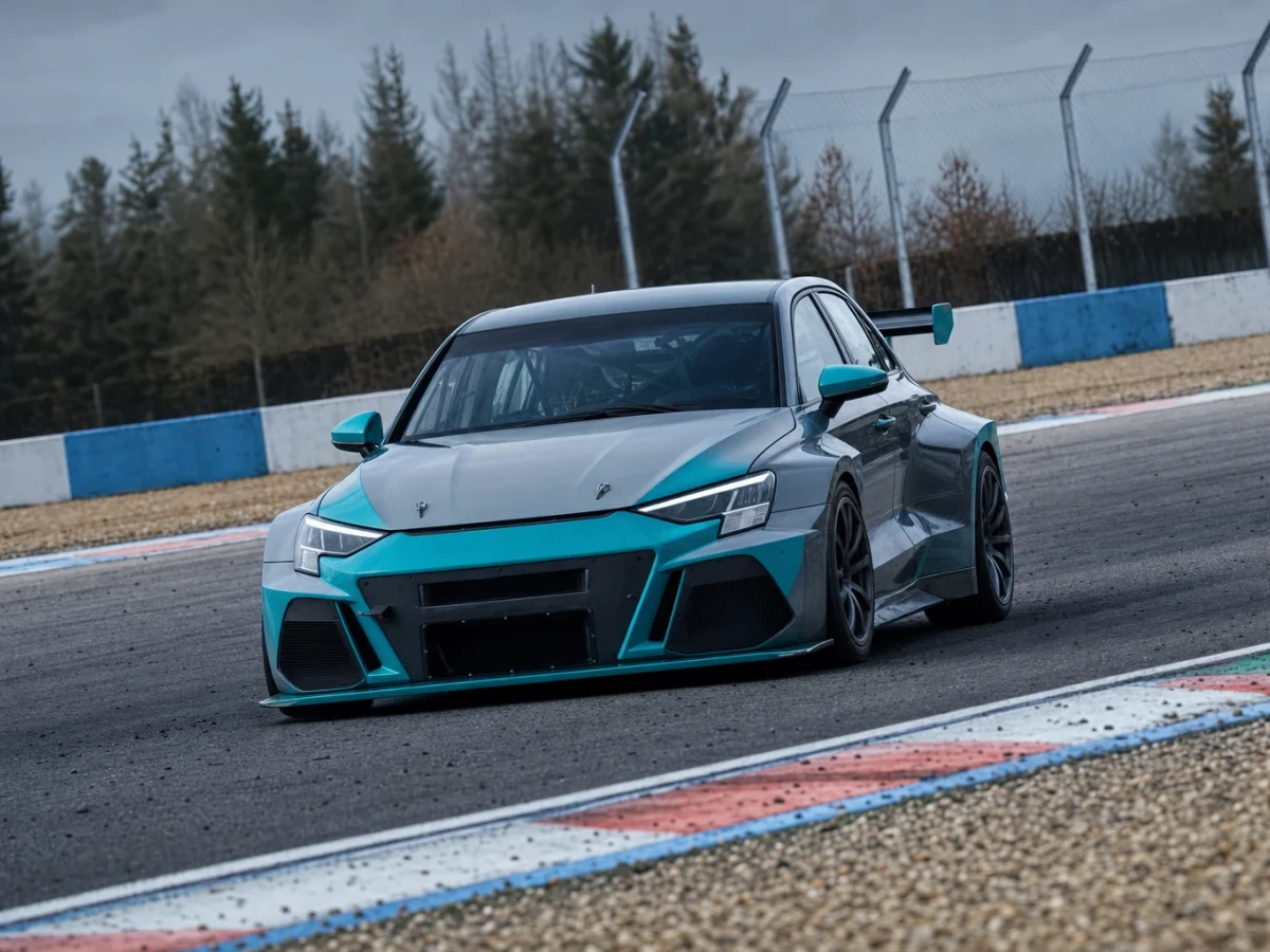 Touring car-bil från Cyan Racing på banan