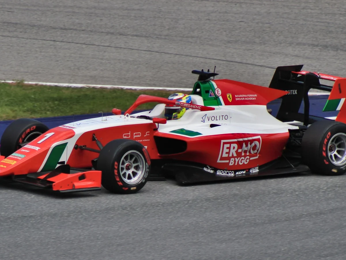 Formel 3-bil nummer 1 körd av Dino Beganovic i Österrike 2024.