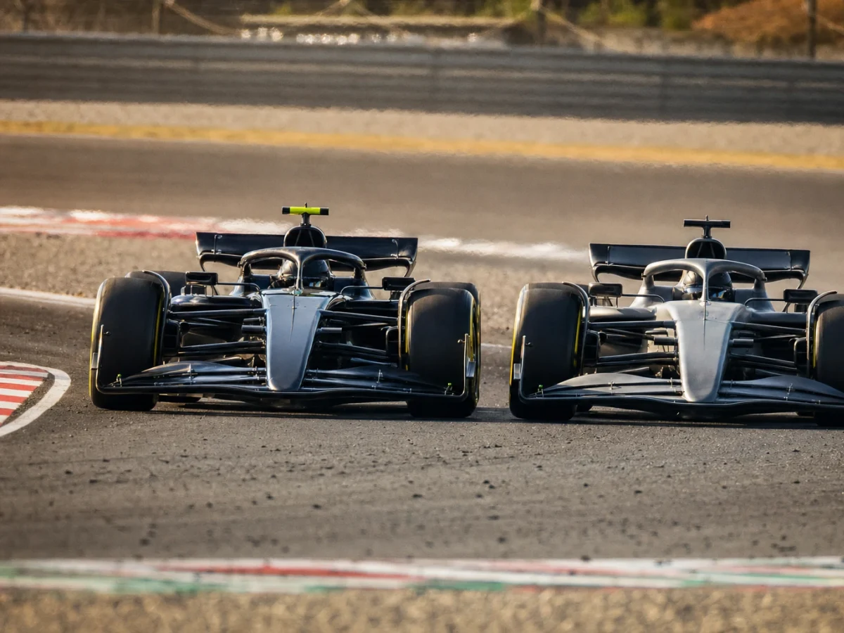 Två formelbilar i duell som illustrerar F1-säsongen 2021