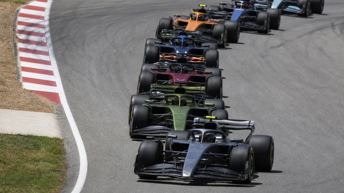 Formelbilar i strid som illustrerar F1-säsongen 2024