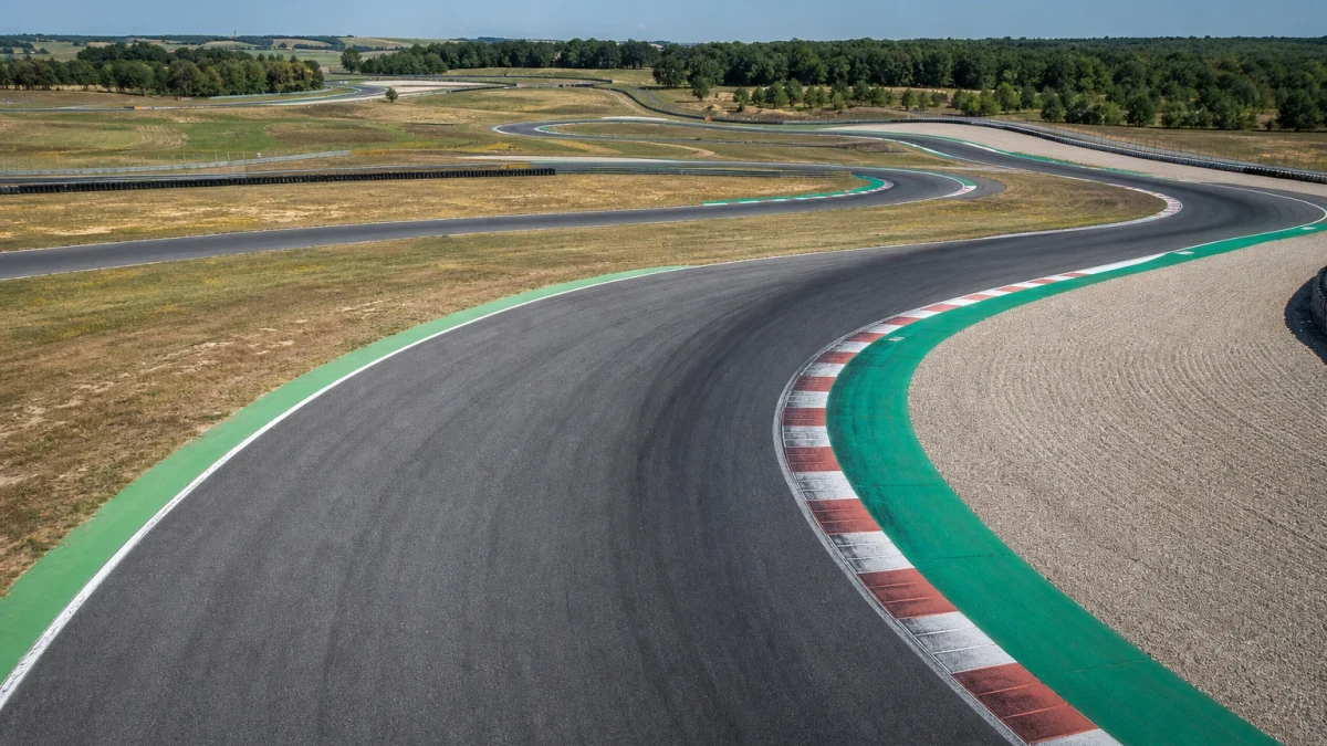 Flygbild över en Formel 1-bana med kurvor och rakor
