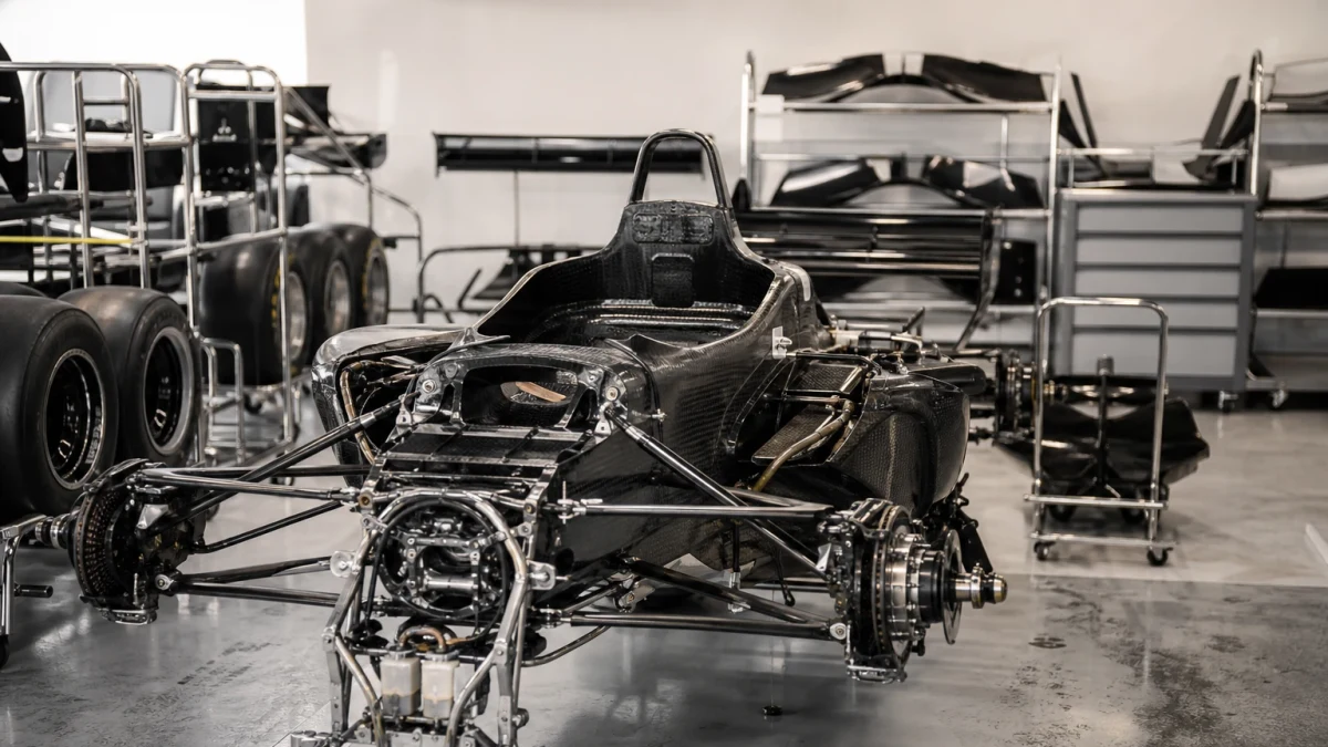 F1-bil i depåmiljö som illustrerar kostnaden för en Formel 1-bil