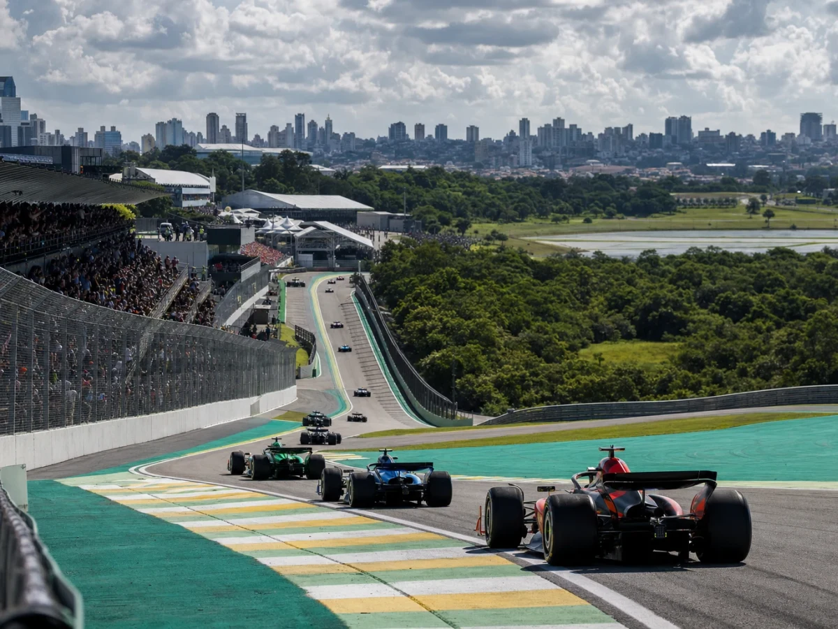 Formel 1-bilar i Senna S-kurvorna på Interlagosbanan i São Paulo