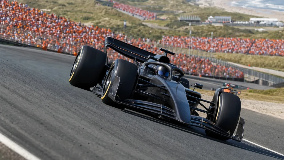 F1-bil i en doserad kurva på Circuit Zandvoort under Nederländernas Grand Prix