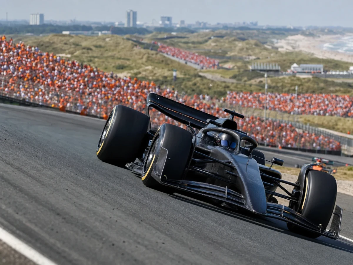 F1-bil i en doserad kurva på Circuit Zandvoort under Nederländernas Grand Prix