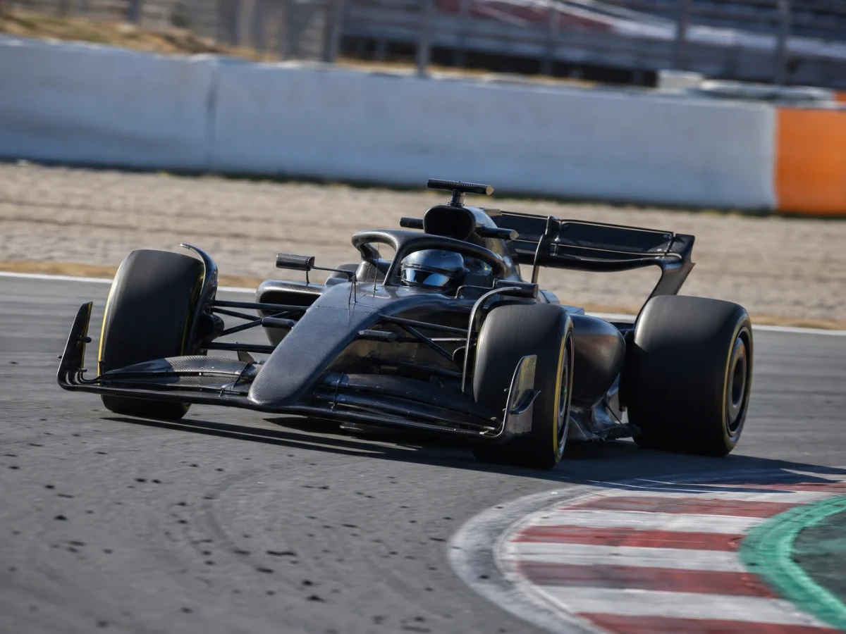 F1-bil i en långdragen högerkurva på Circuit de Barcelona-Catalunya