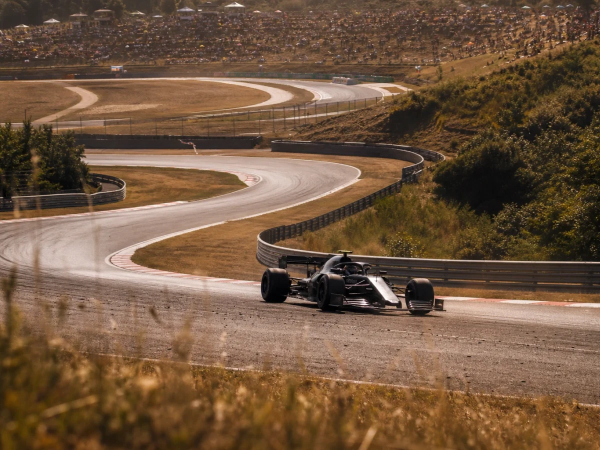 F1-bil i en av de slingriga kurvorna på Hungaroring utanför Budapest