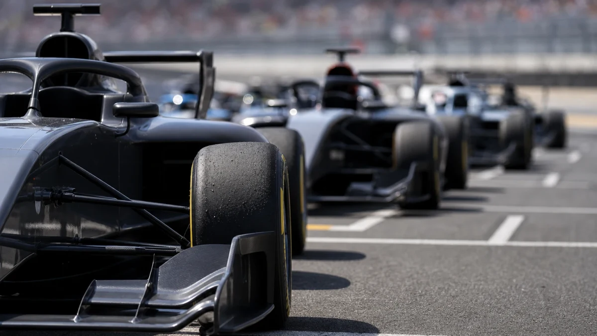 F1-bilar genom en kurva under ett Grand Prix