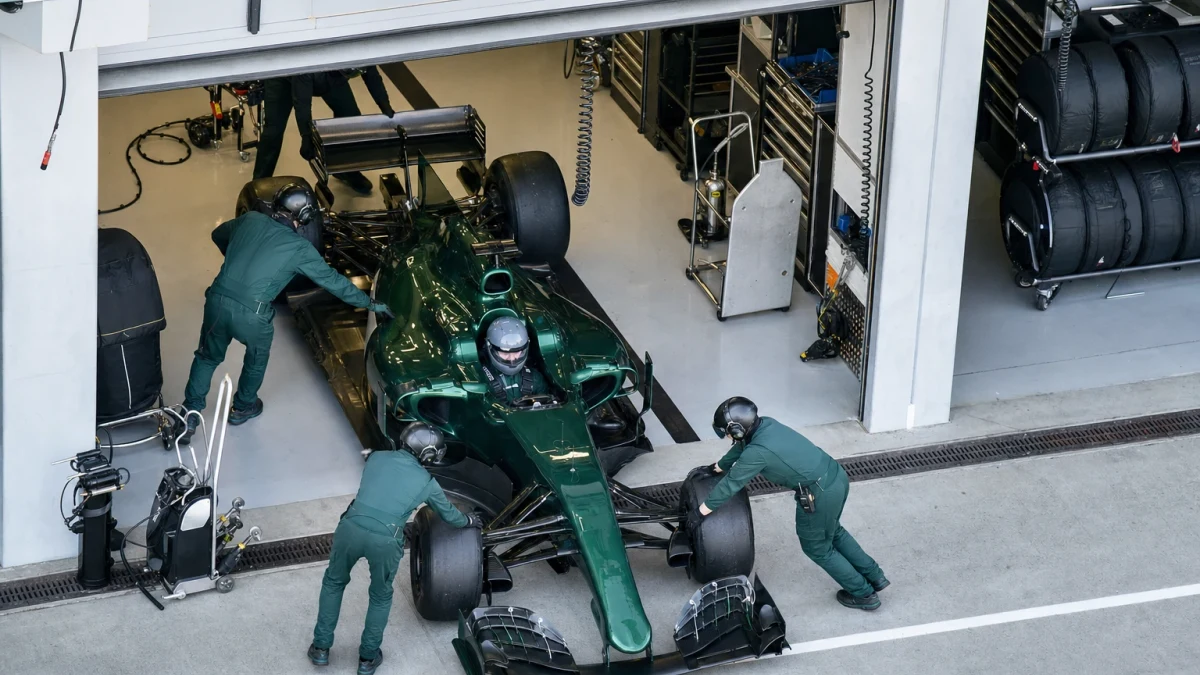 Aston Martins gröna F1-bil på banan under en träning
