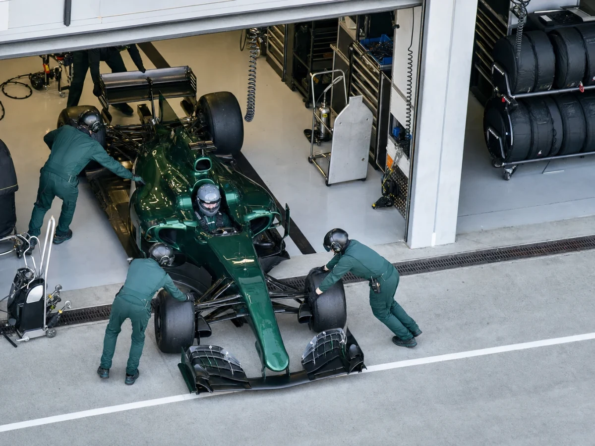 Aston Martins gröna F1-bil på banan under en träning