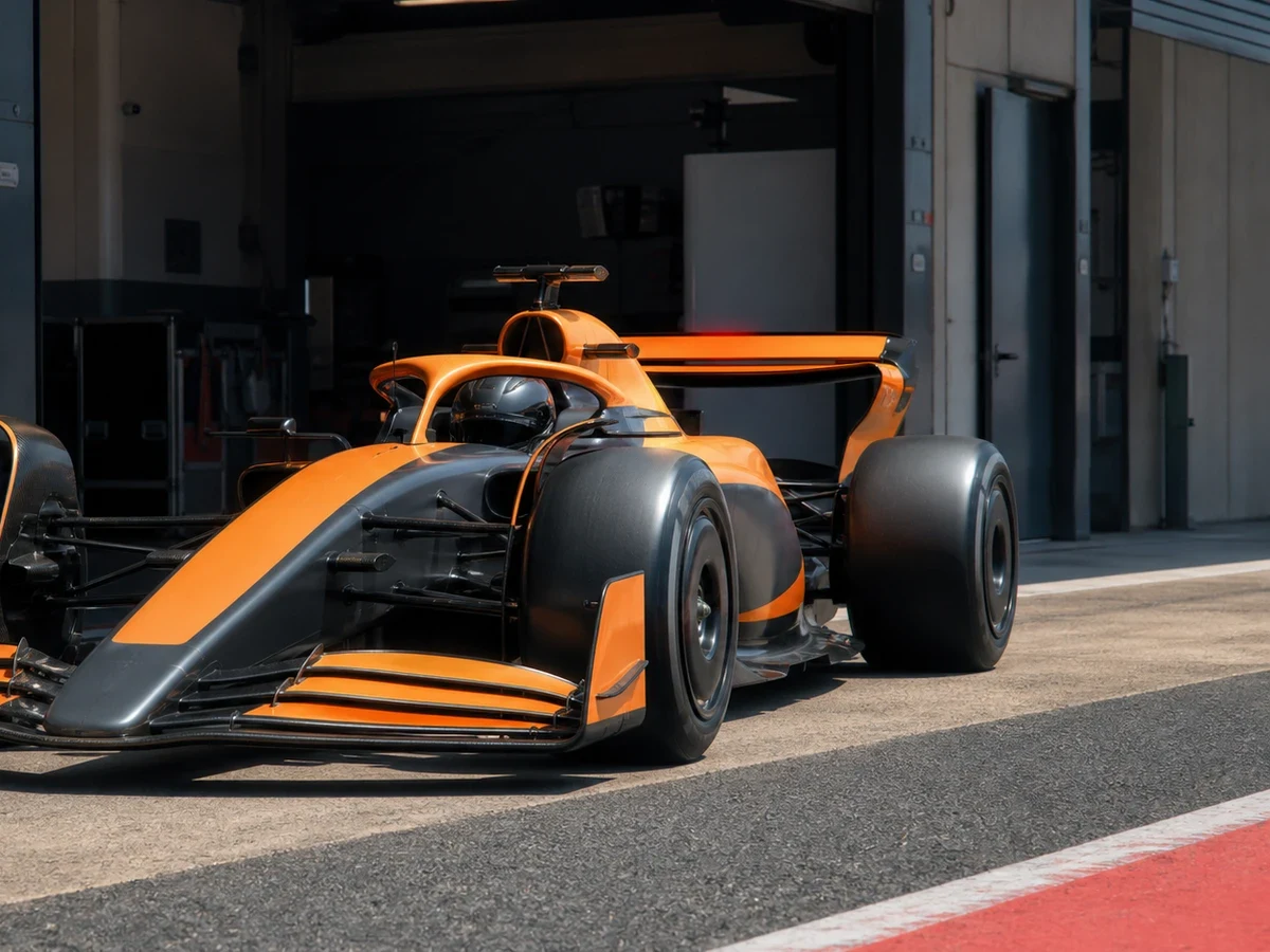 En orange F1-bil i depån under en träning