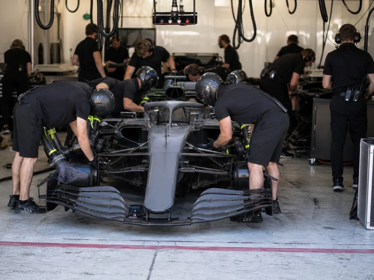 Red Bull Racings F1-bil i full fart genom en kurva