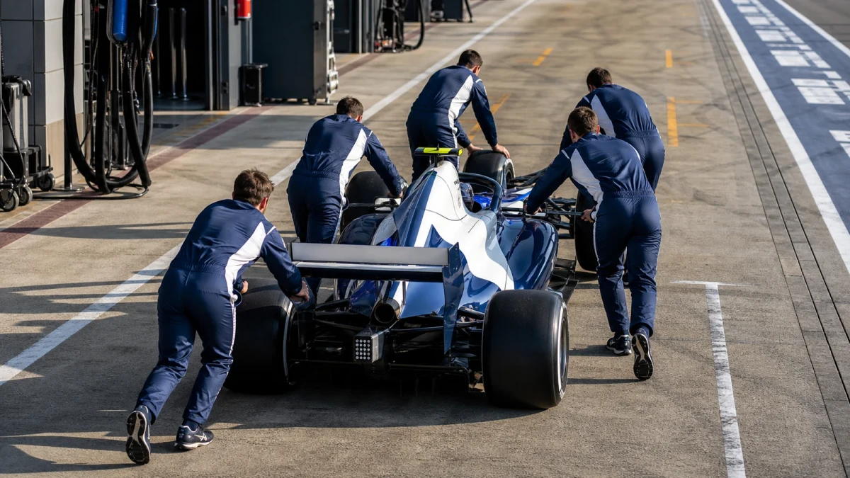 En blåfärgad F1-bil på banan under en träning