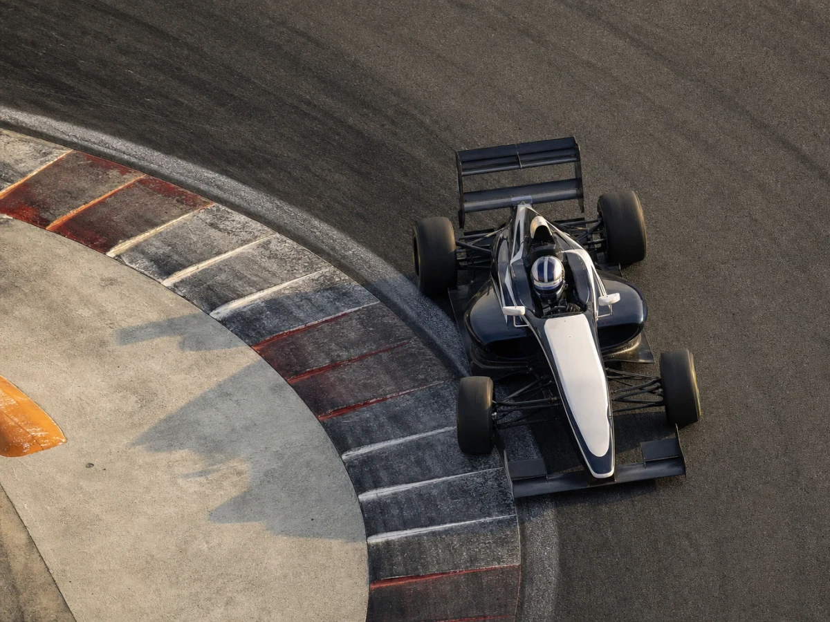 En ung förare i en FIA Formel 3-bil på en internationell tävlingsbana