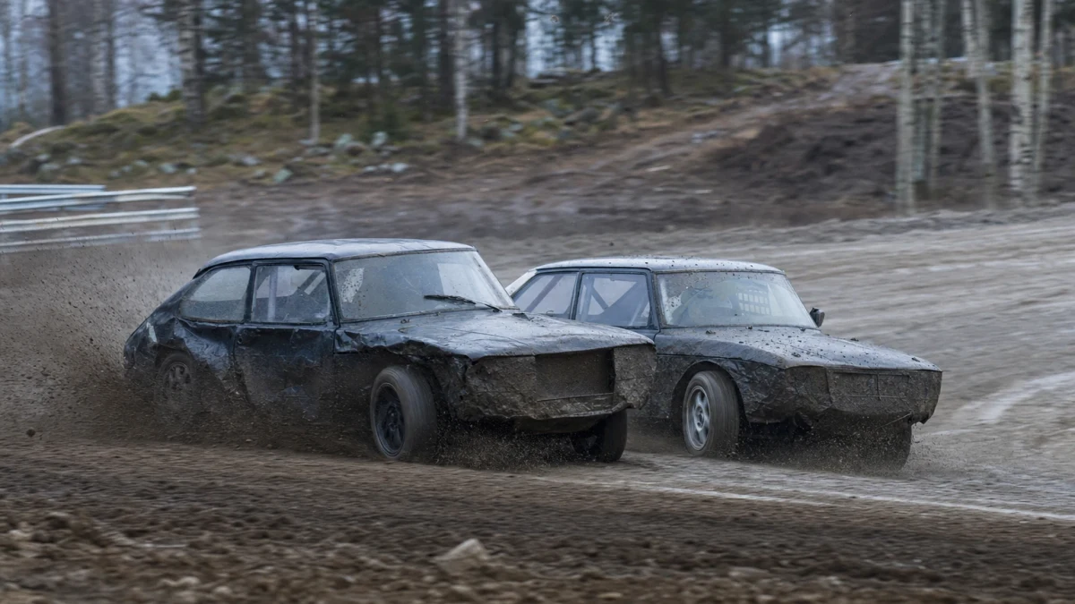 Folkracebilar i lera och grus, illustrerar folkrace i Linköping