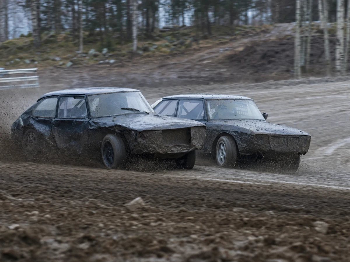 Folkracebilar i lera och grus, illustrerar folkrace i Linköping
