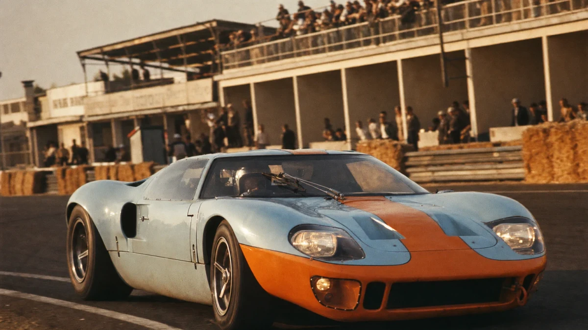 Ford GT40 racerbil i klassisk blå och orange lackering