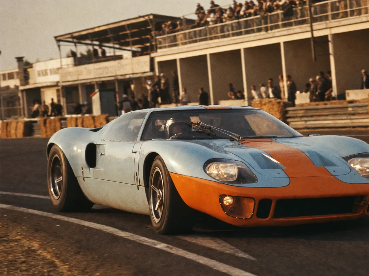 Ford GT40 racerbil i klassisk blå och orange lackering