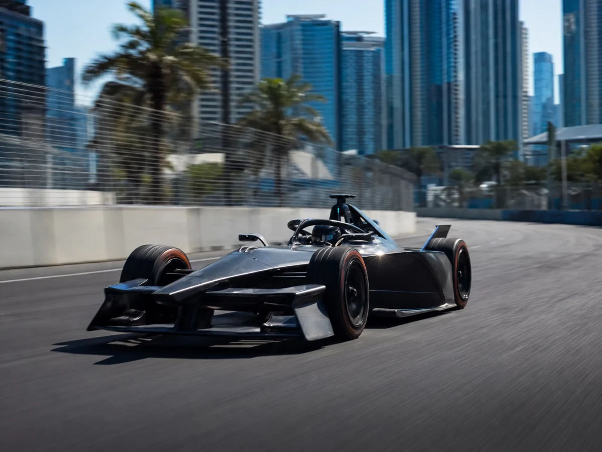 Eldriven formelbil på en tillfällig stadsbana som illustrerar Formula E