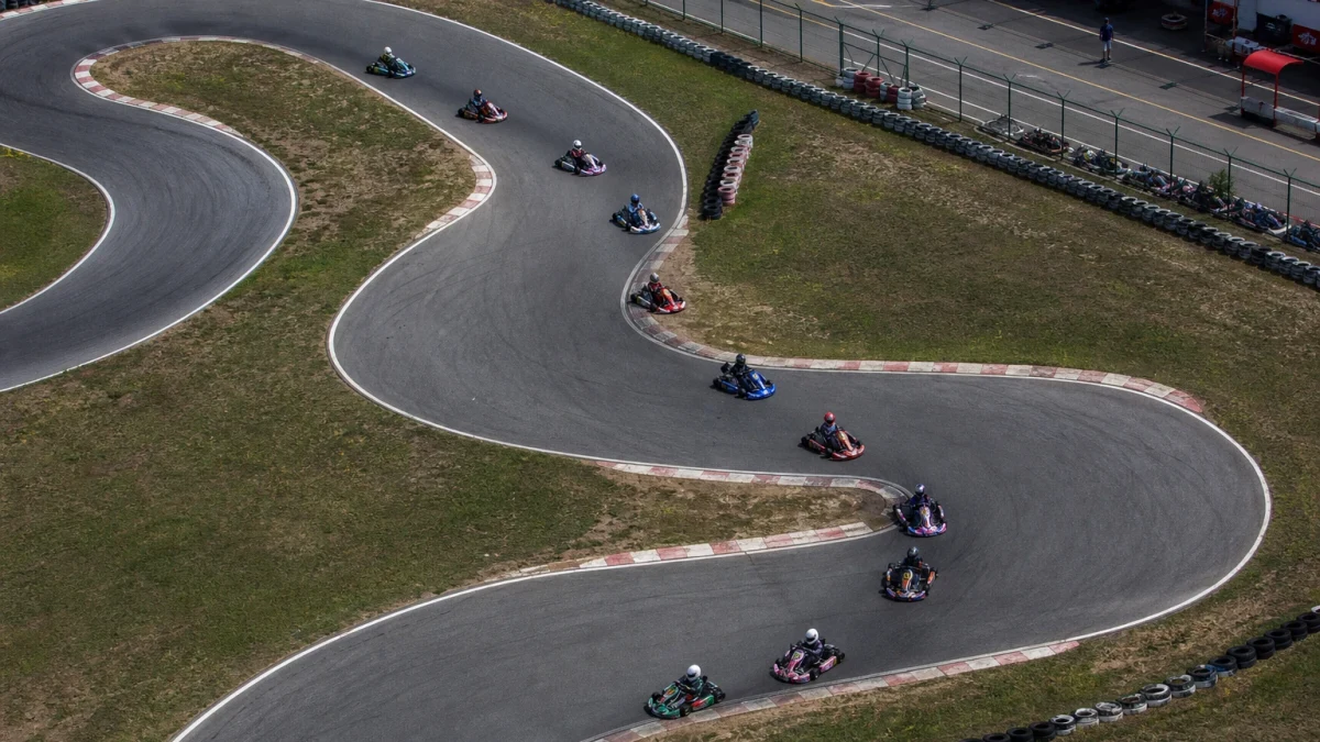 Gokartförare i färgglada karter på en bana, illustrerar gokart i Göteborgsområdet