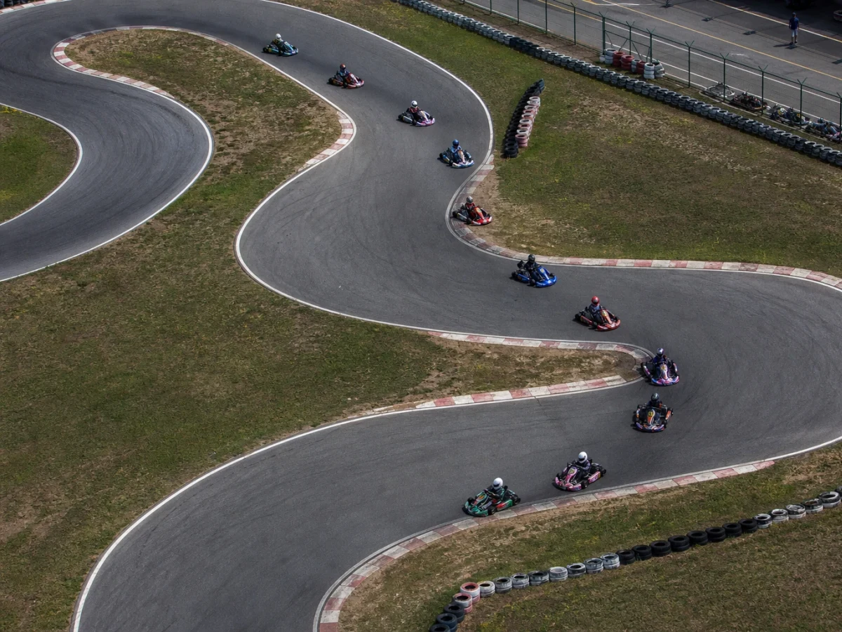 Gokartförare i färgglada karter på en bana, illustrerar gokart i Göteborgsområdet