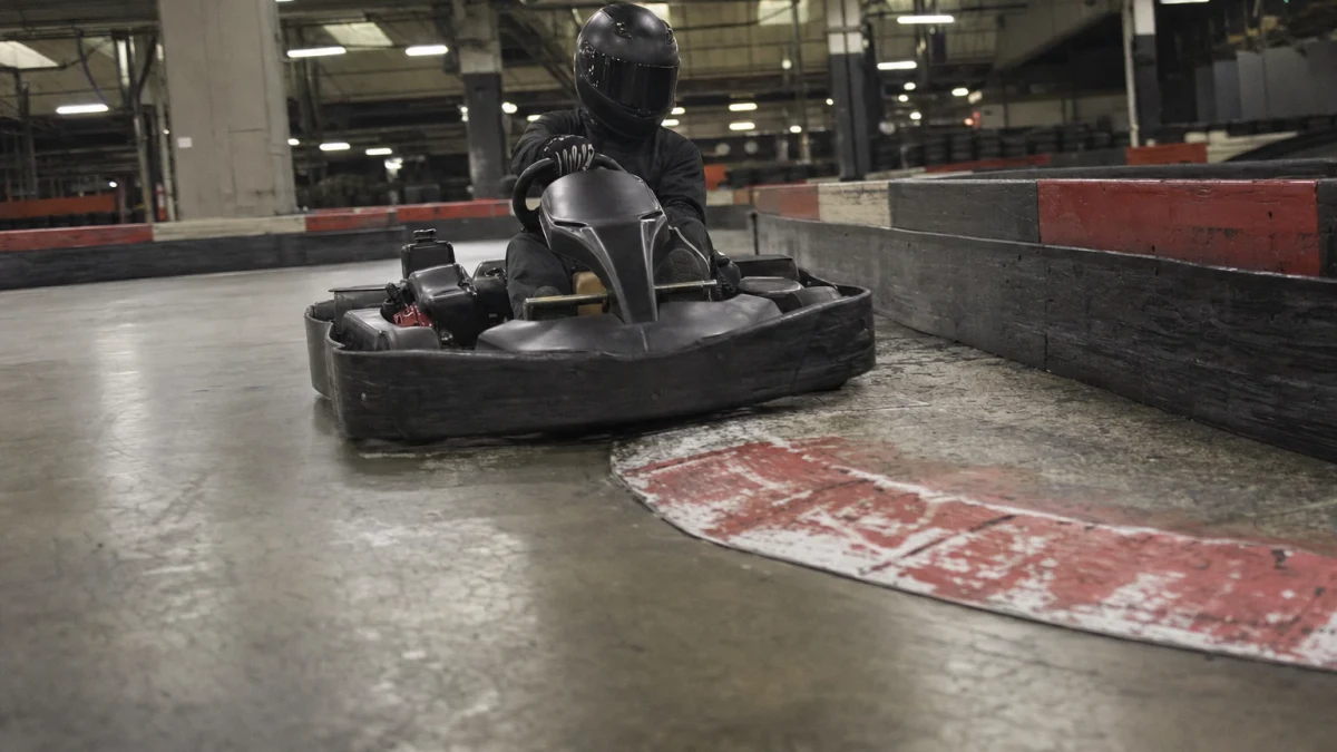 Inomhusbana för gokart som illustrerar gokart i Hedemora och Vikmanshyttan