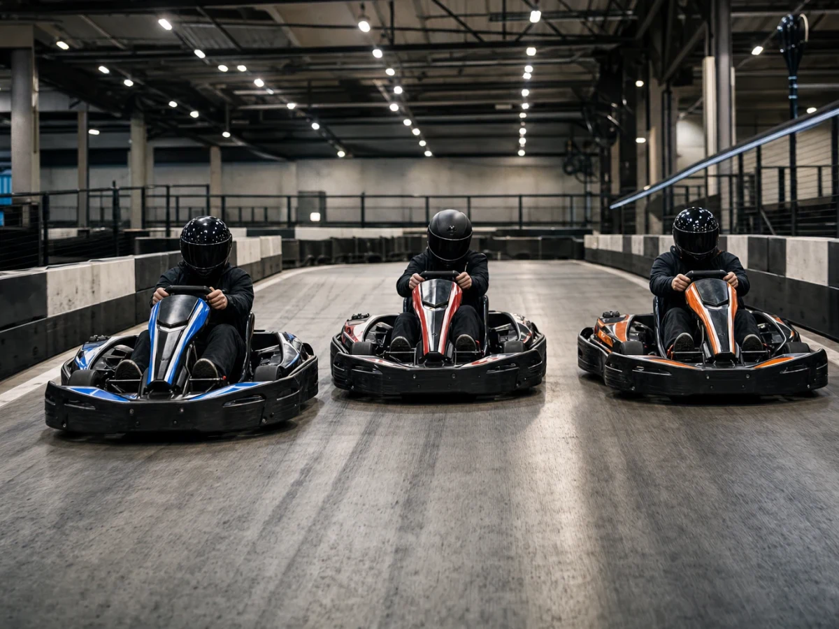 Gokartförare i färgglada karter på en inomhusbana, illustrerar gokart i Helsingborg.