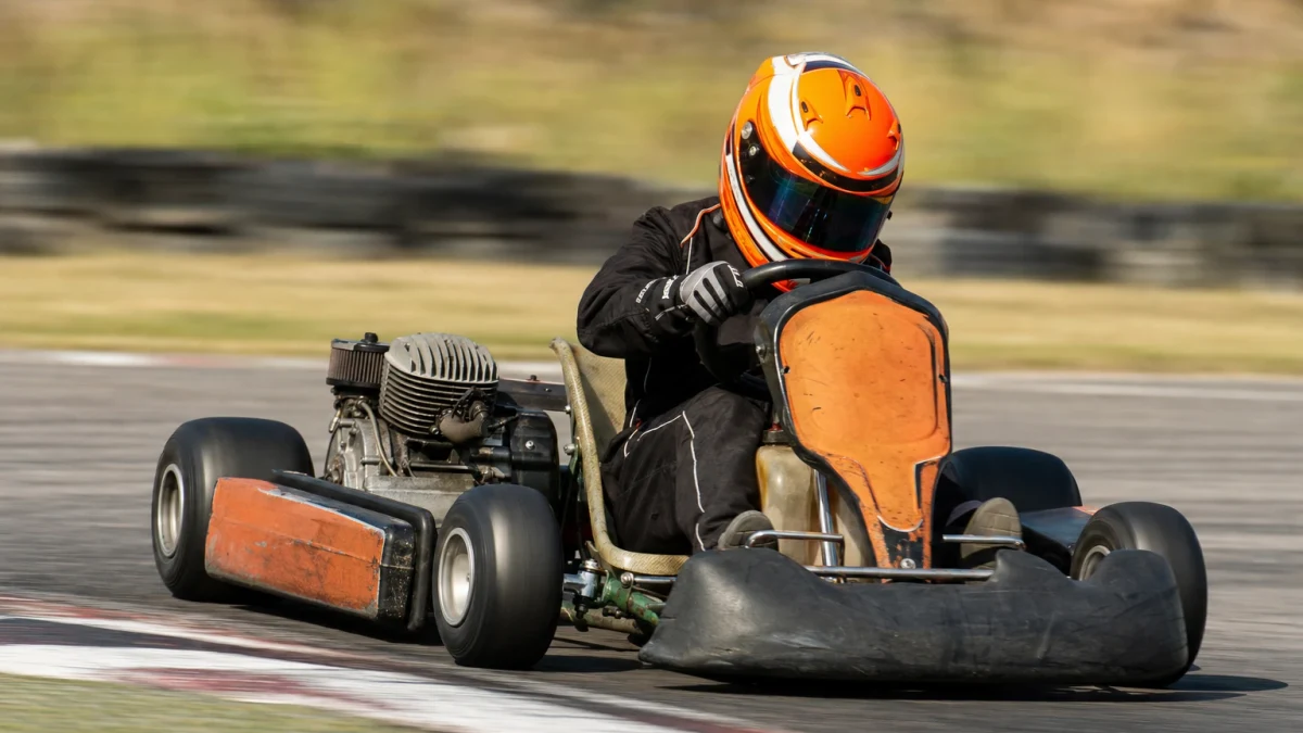 Gokartbana med förare i färgglada karter, illustrerar gokart i Malmöregionen
