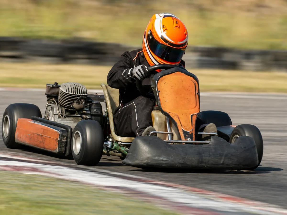 Gokartbana med förare i färgglada karter, illustrerar gokart i Malmöregionen