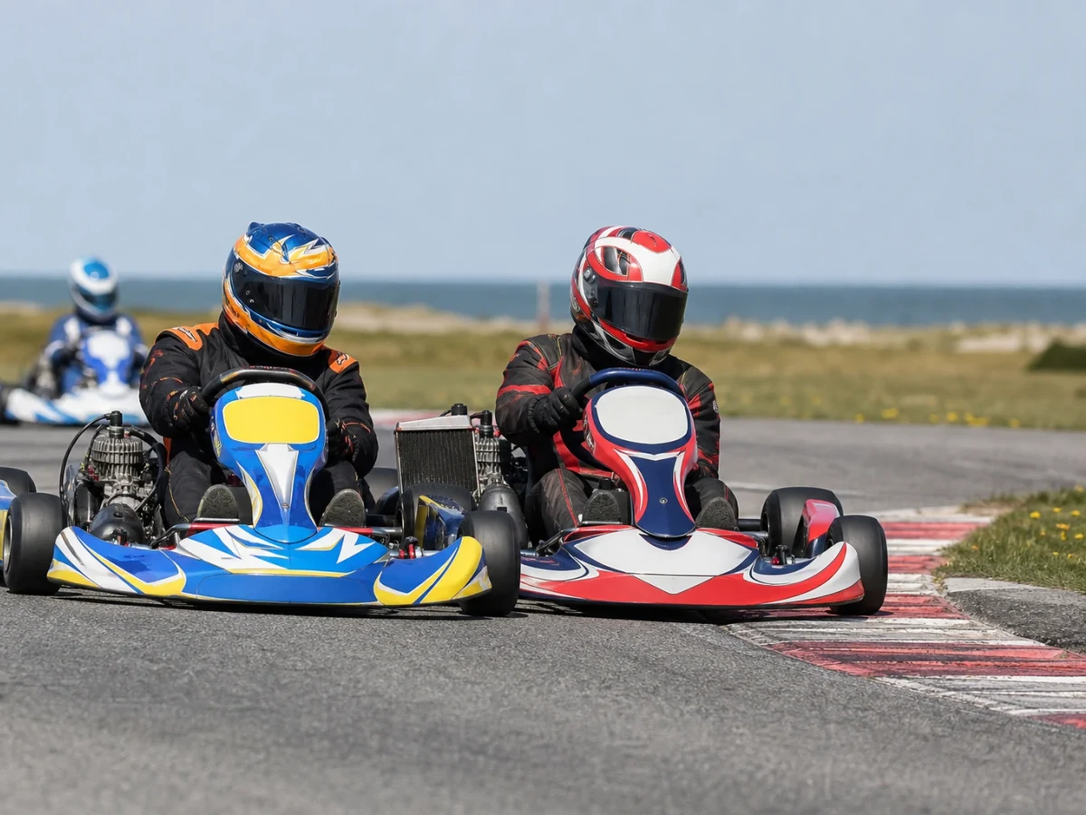 Gokartbana med förare i färgglada karter, illustrerar gokart på Öland