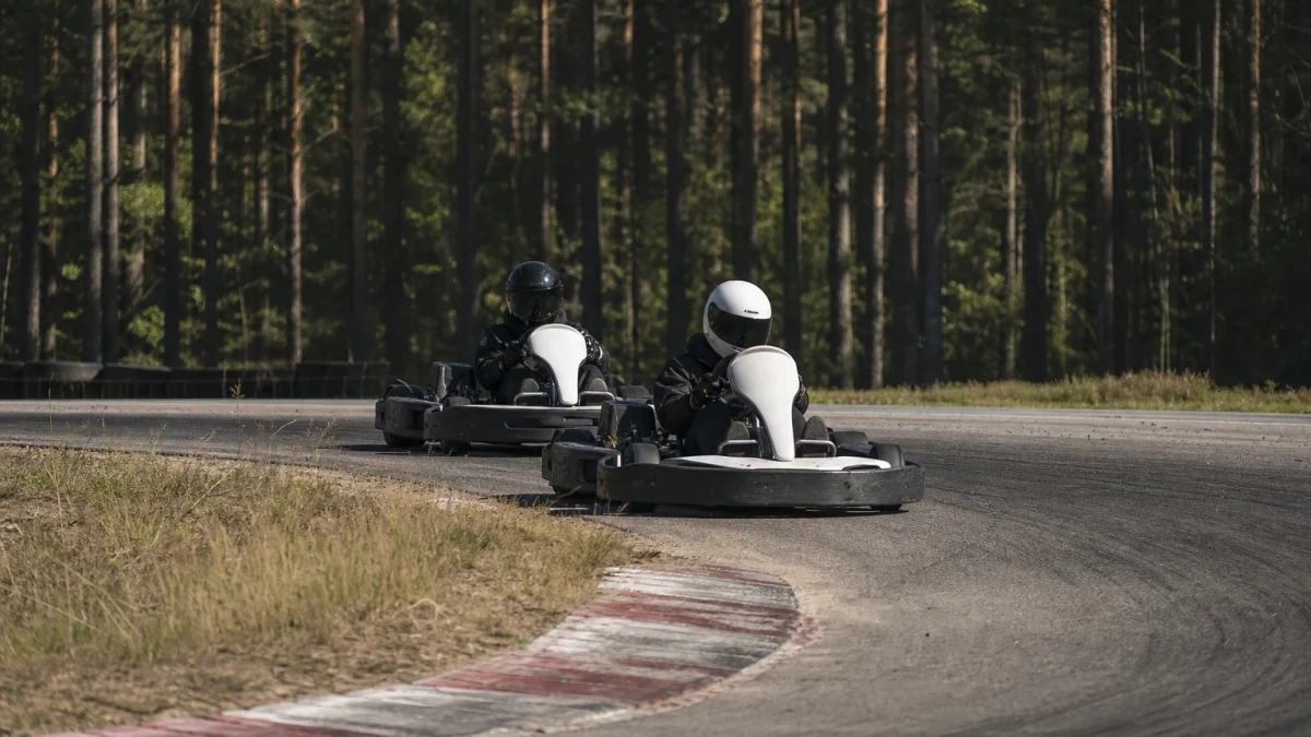 Gokartbana med förare i färgglada karter, illustrerar gokart i Rättviksområdet