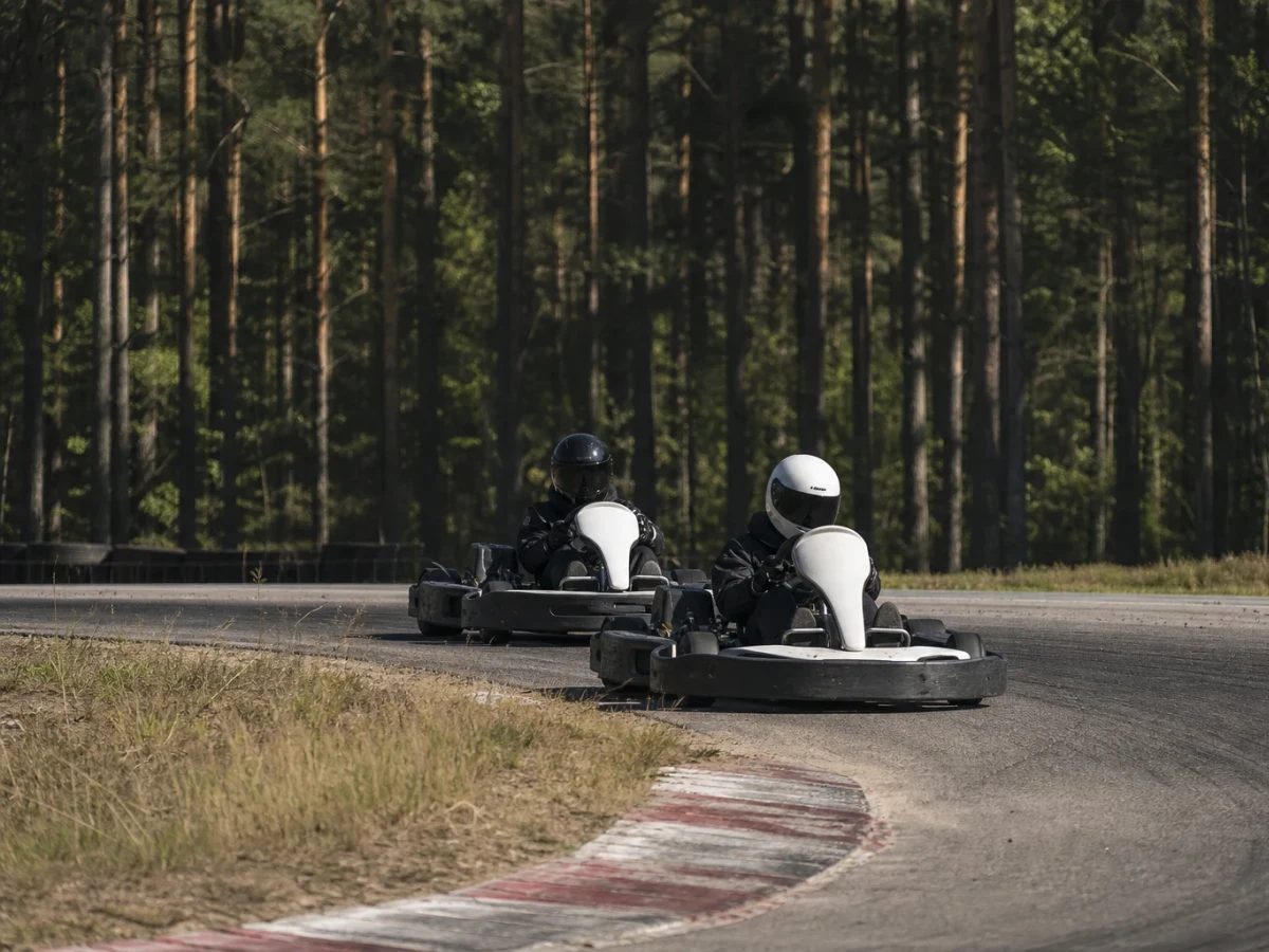 Gokartbana med förare i färgglada karter, illustrerar gokart i Rättviksområdet