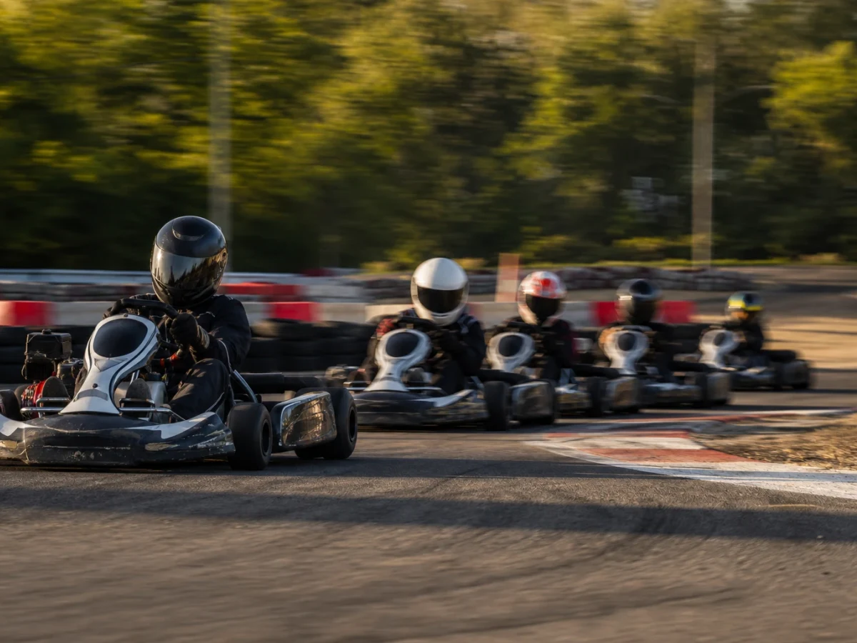 Motorsportmiljö som illustrerar gokart stockholm