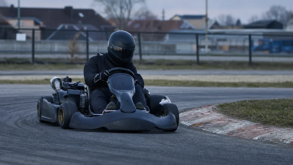 Gokartbana med förare i färgglada karter, illustrerar gokart i Täbyområdet