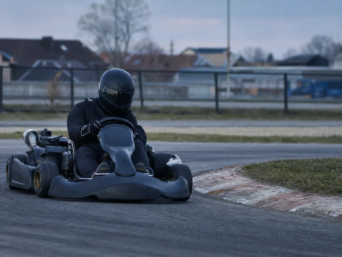 Gokartbana med förare i färgglada karter, illustrerar gokart i Täbyområdet