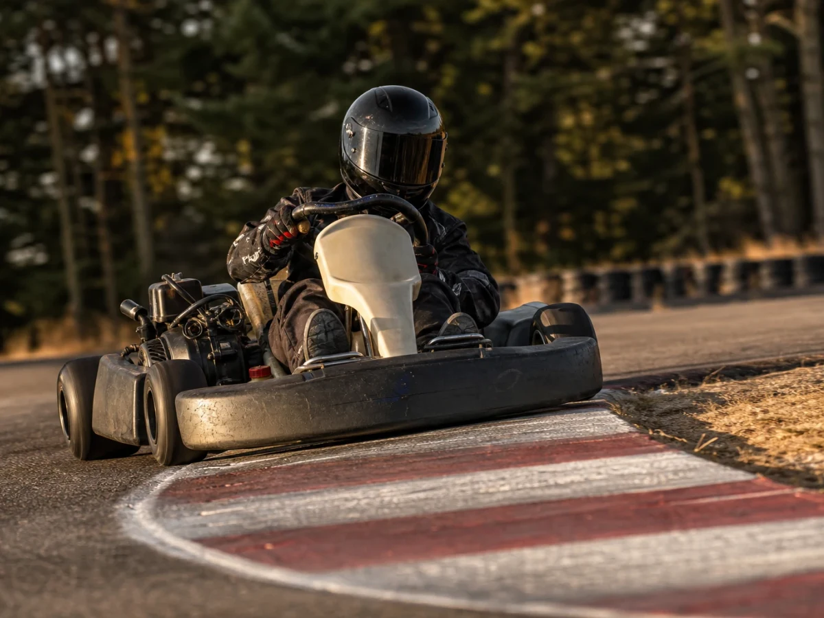Gokartbana med förare i karter, illustrerar gokart i Uddevalla