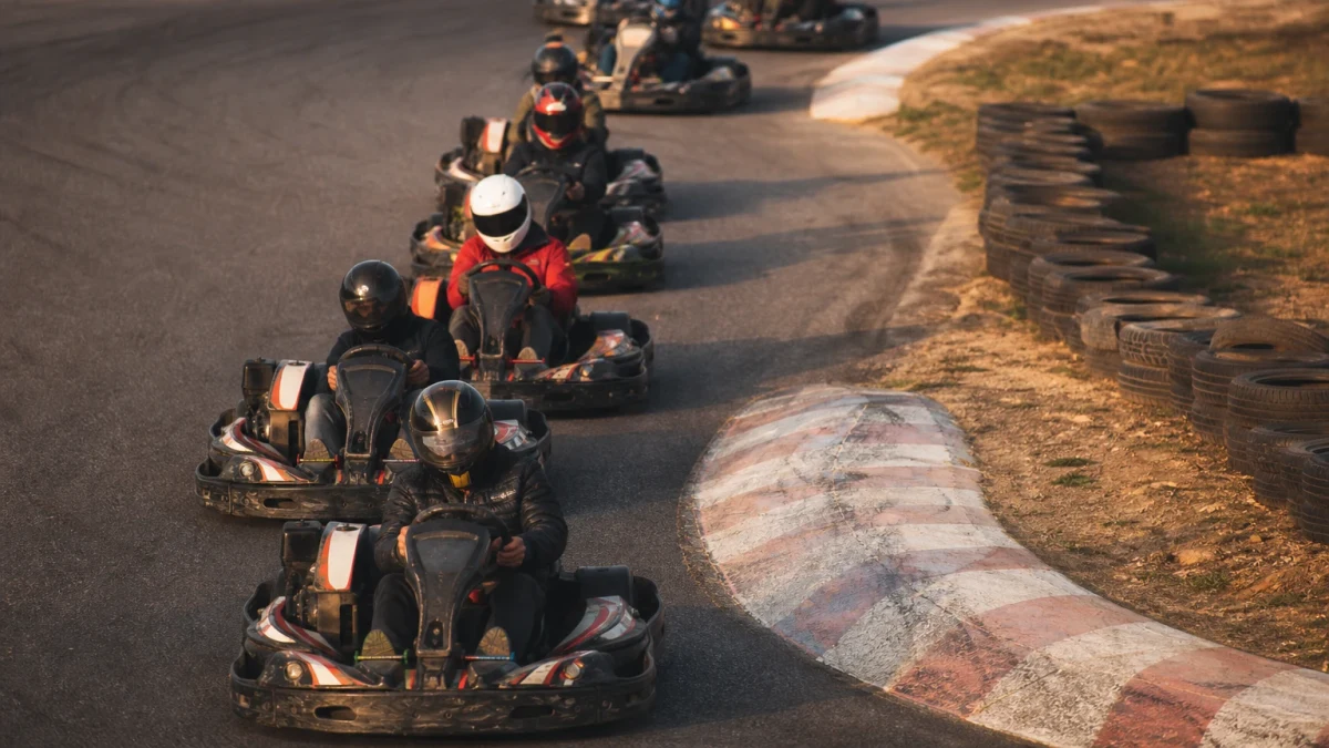 Gokarts på en utomhusbana som illustrerar gokart i Uppsalaregionen