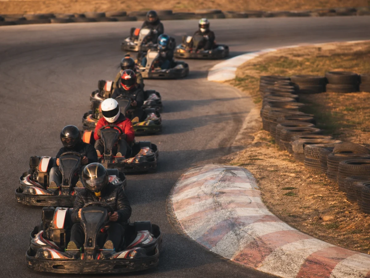 Gokarts på en utomhusbana som illustrerar gokart i Uppsalaregionen