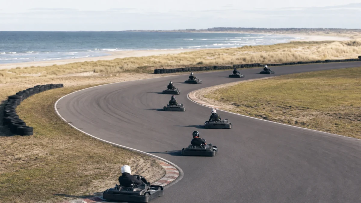 Gokarts på en utomhusbana som illustrerar gokart i Varbergsregionen