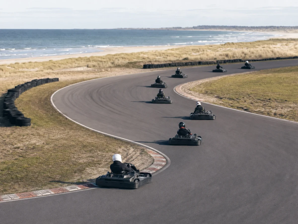 Gokarts på en utomhusbana som illustrerar gokart i Varbergsregionen