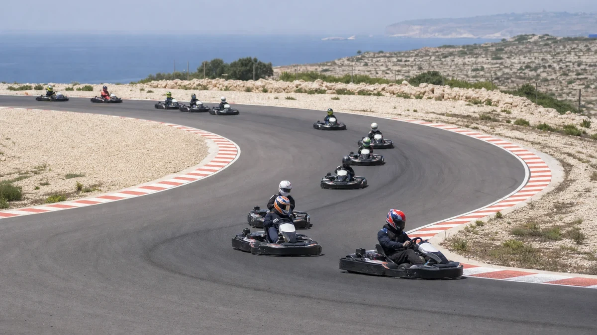 Gokartbana med förare i karter, illustrerar gokart i Visby på Gotland