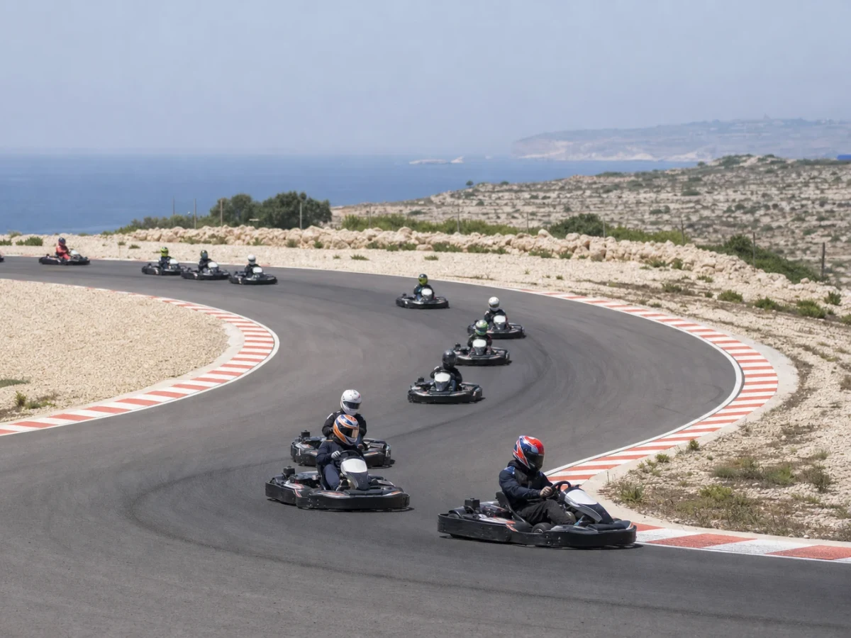 Gokartbana med förare i karter, illustrerar gokart i Visby på Gotland