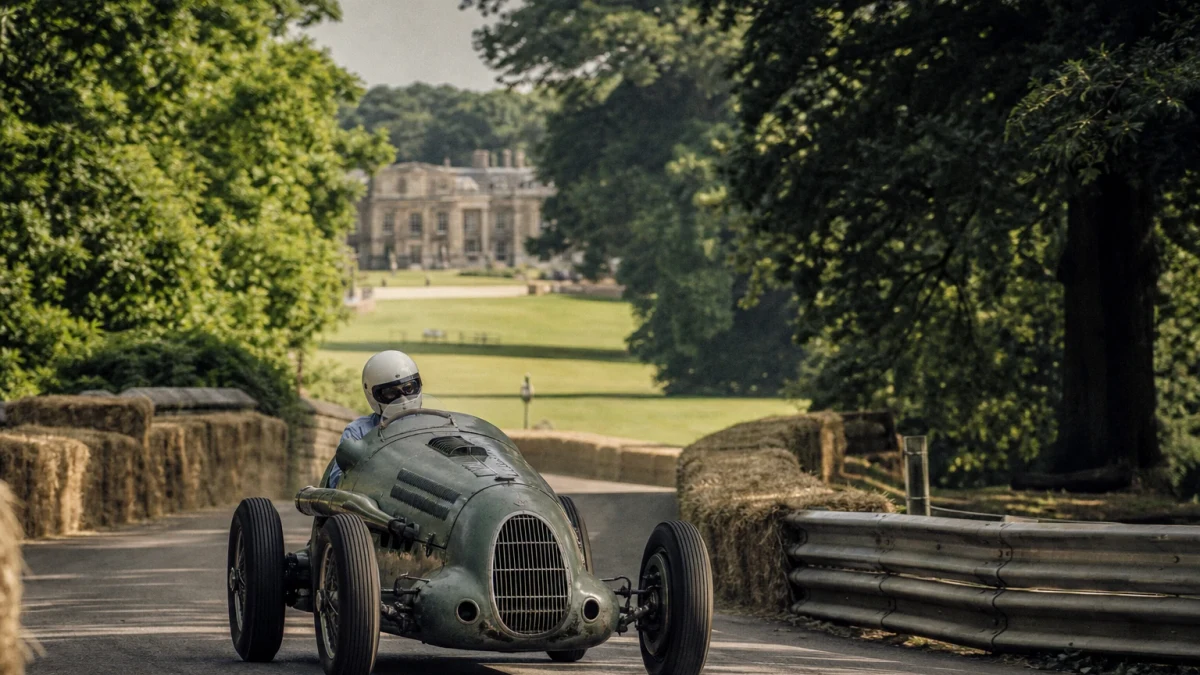 Klassisk tävlingsbil på backracet under Goodwood Festival of Speed